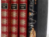 Les trois livres sont alignés les uns à côté des autres sur une surface blanche.