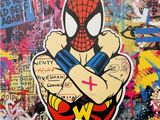 Spider-Man, avec des tatouages sur le bras, devant un fond de graffitis
