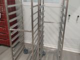 une image représentant un rayonnage métallique sur lequel sont posés plusieurs plateaux