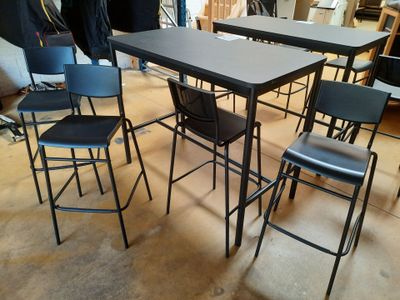 plusieurs chaises et une table dans une pièce avec beaucoup de meubles
