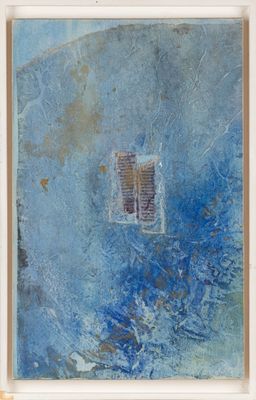 une image représentant une peinture d'une fenêtre sur un mur bleu