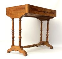 Petite table à ouvrage en noyer et bois naturel ouvrant par … (photo 2)