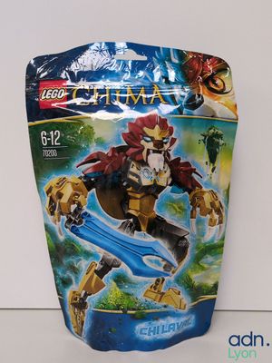 un gros plan d'un sac de Lego posé sur une surface blanche