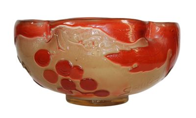 un bol rouge et blanc posé sur une table