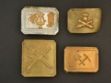 quatre types différents d'objets métalliques sur une surface noire