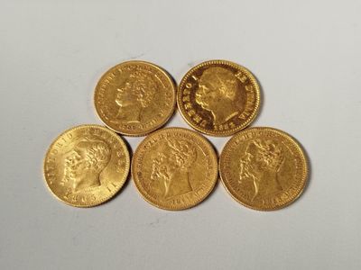 five gold sovereigns, one of which has a crown on top of it