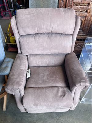 un fauteuil inclinable qui se trouve dans un garage