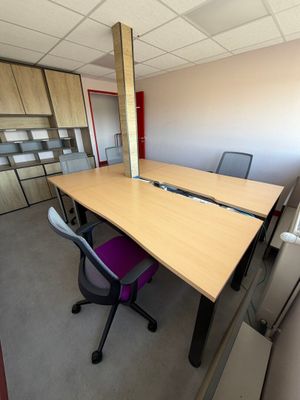 une photo d'une salle de réunion avec un bureau et des chaises