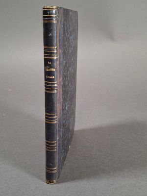 un livre noir avec des bordures dorées et une couverture noire