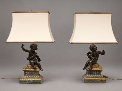 paire de figurines en bronze représentant des chérubins, sur des socles en marbre