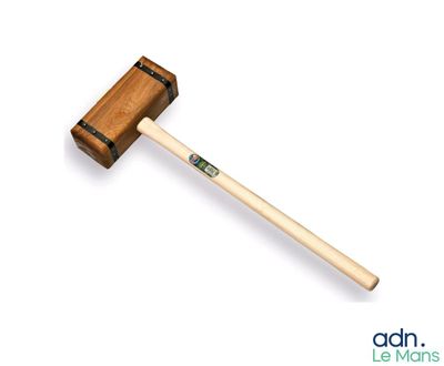 un maillet en bois muni d'un manche en bois, sur fond blanc