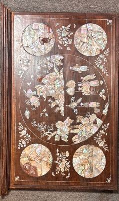 Panneau en bois à incrustation de nacres (quelques manques)