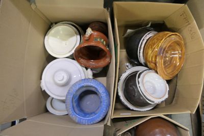 de nombreuses tasses et soucoupes dans une boîte posée par terre