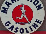 L'enseigne « Marathon Gasoline » est affichée sur le côté d'un immeuble
