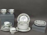 de nombreux types de plats et de tasses sur la table