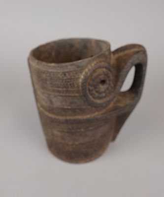 NEPAL. Pot à lait de yak ancien en bois sculpté finement cis…