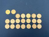 quelques pièces d'or sont disposées en rangée sur une surface bleue