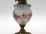 une image représentant un vase blanc et bleu orné de fleurs