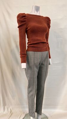 une photo d'un mannequin portant un pull et un pantalon