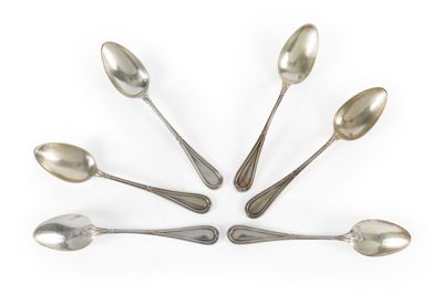 six cuillères en argent disposées en cercle sur une surface blanche