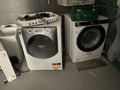deux lave-linge et un sèche-linge placés l'un à côté de l'autre