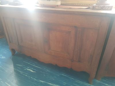 1 BUFFET bas en bois naturel ouvrant à 2 portes - FRAIS A 20…