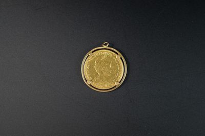 gros plan d'une pièce d'or sur une surface noire