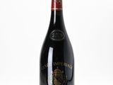 une bouteille de vin rouge posée sur une surface blanche, avec un fond blanc