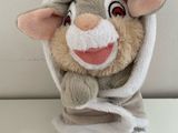 une petite peluche enveloppée dans une serviette