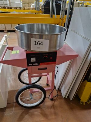une machine posée sur un chariot dans un entrepôt