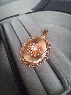 Pendentif ovale en or jaune (750/1000) centré d'une perle (p…