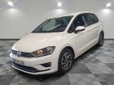 une Volkswagen B blanche garée en épi sur un sol à damier