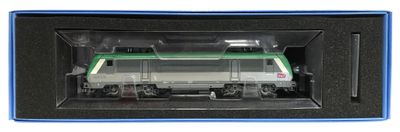 une maquette de train dans une boîte en plastique