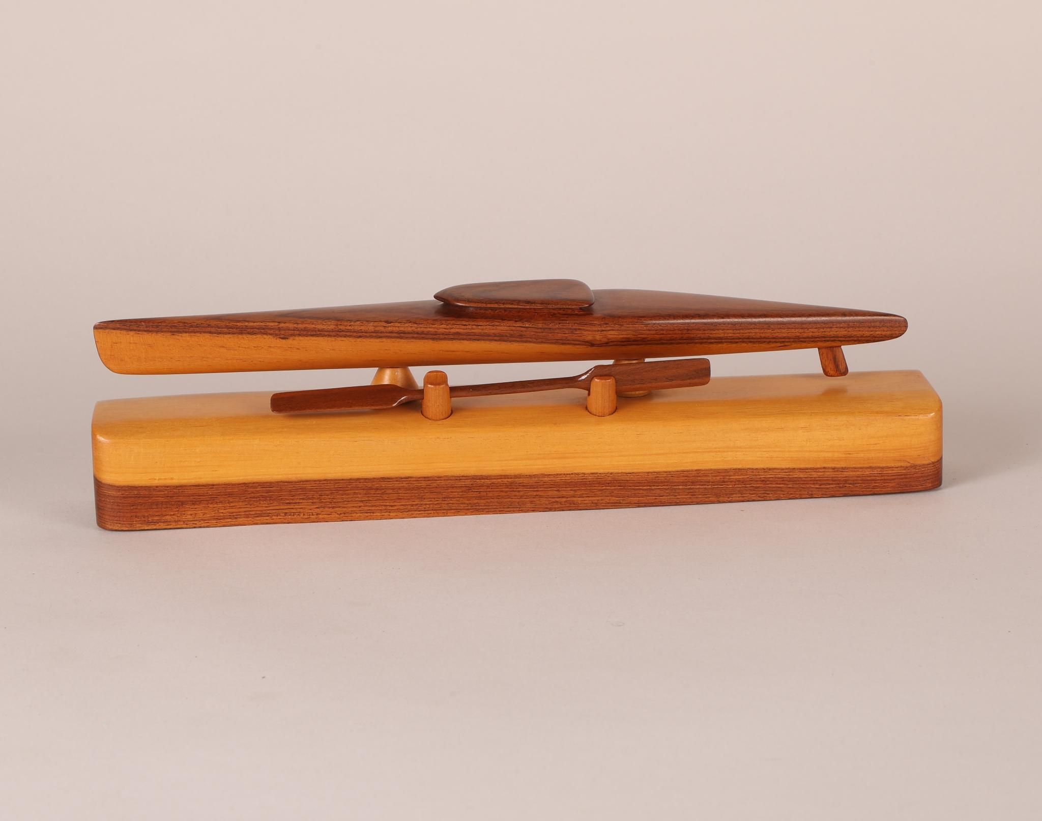 Kayak modèle réduit en bois de violette. Le kayak est pourvu d'une pagaye amovible. Objet design contemporain en bois...