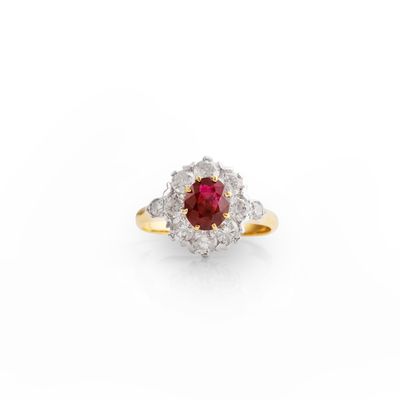 BAGUE RUBIS 1,13 CARAT Elle est ornée d'un rubis ovale dans …