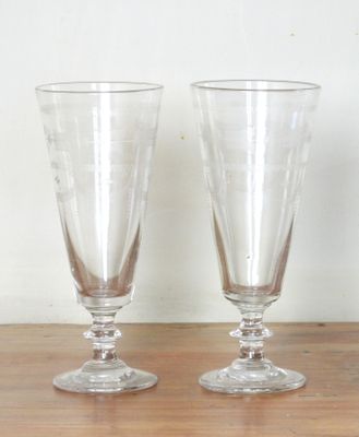 deux verres à vin vides posés sur une table en bois