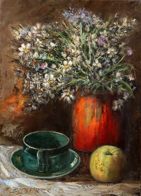 un tableau représentant un vase de fleurs et une pomme posés sur une table