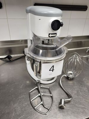 une photo d'un mixeur posé sur un plan de travail de cuisine