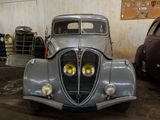 deux vieilles voitures garées dans un garage