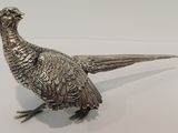 figurine de faisan plaquée argent sur un fond blanc