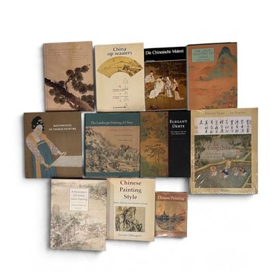 plusieurs livres sont empilés sur une surface blanche