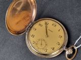 une montre à gousset en or avec une chaîne autour d'elle