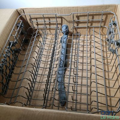 un lave-vaisselle qui se trouve à l'intérieur d'un carton
