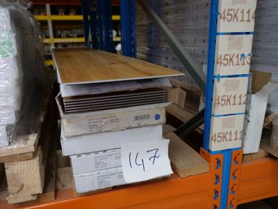 une pile de cartons sur une étagère dans un entrepôt
