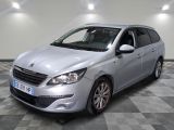 la voiture argentée est garée sur un sol en damier dans le garage