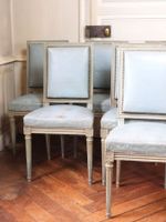 SUITE DE HUIT CHAISES de salle à manger en bois mouluré, scu… (photo 3)