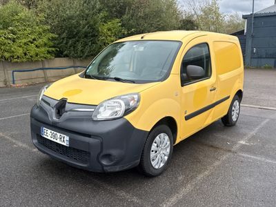 une camionnette jaune garée dans un parking