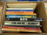 de nombreux livres dans une boîte, empilés les uns sur les autres
