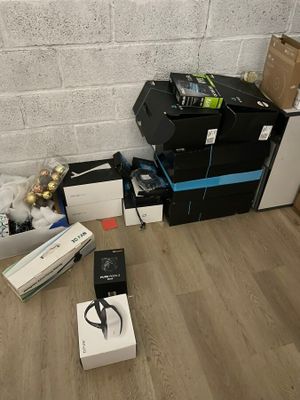 beaucoup de cartons posés par terre les uns à côté des autres