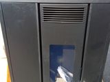 un téléviseur posé sur une palette dans la rue